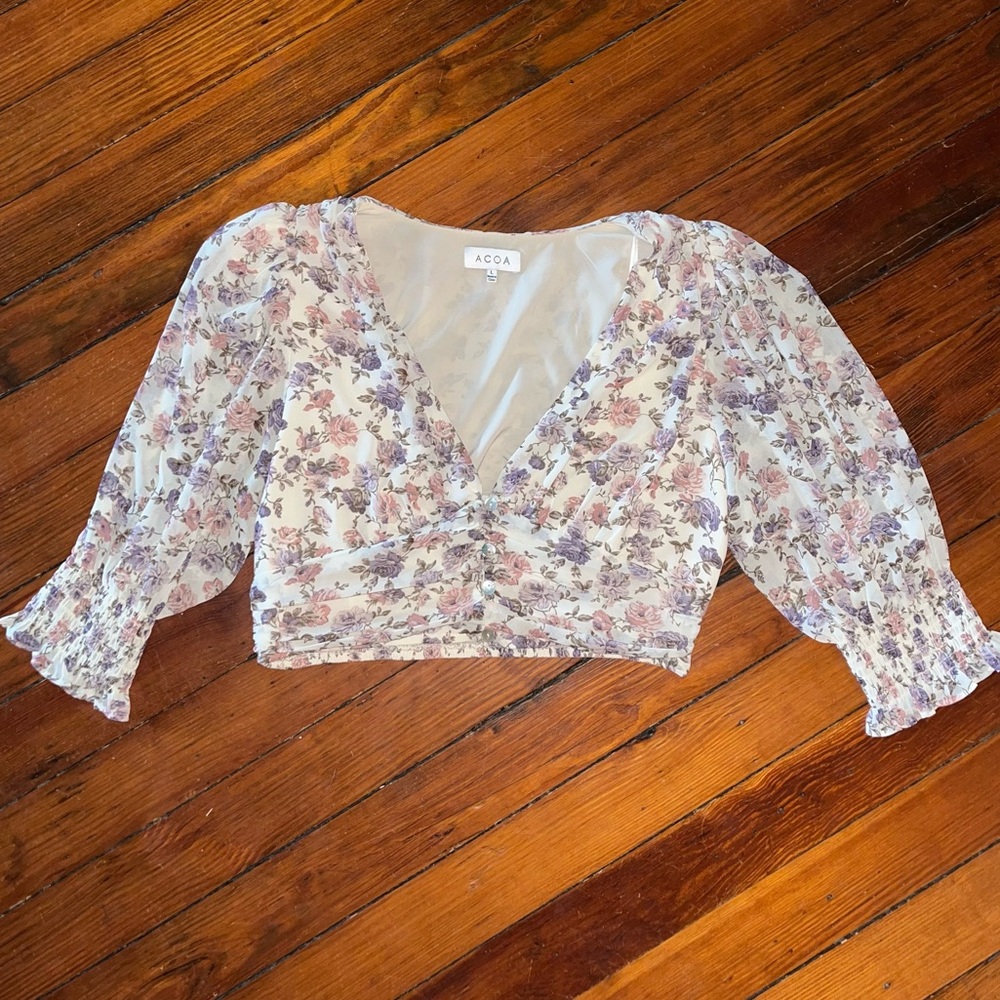 Women’s low cut crop top with floral print and ruched sleeves